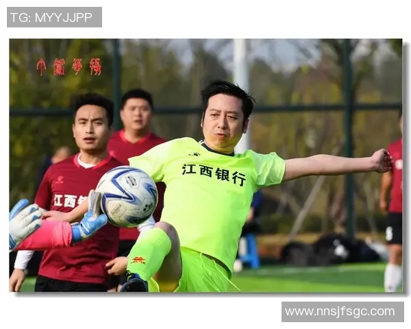 足球巨星站立英姿展现力与美，掌控赛场风云的力量与自信